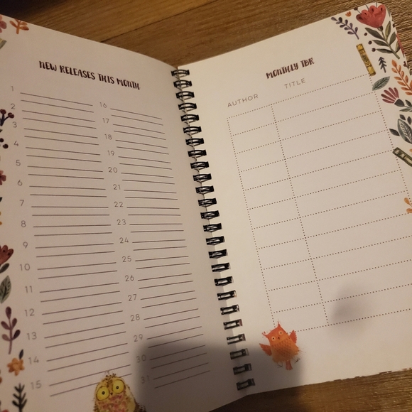 Owlcrate Floral Reading Planner book - Picture 7 of 9